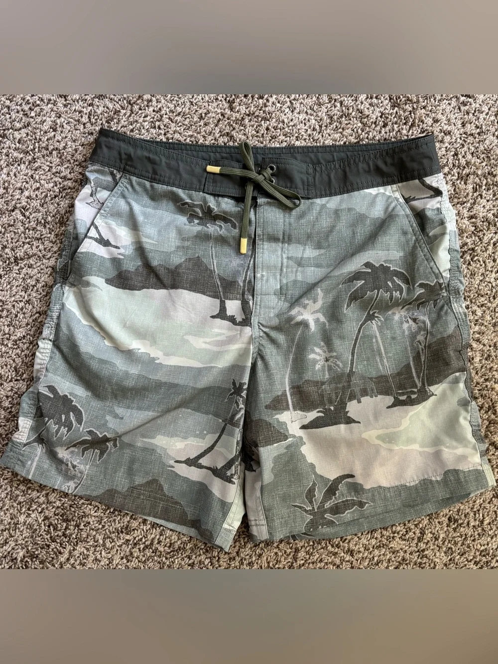 American Eagle Men’s M Board Shorts